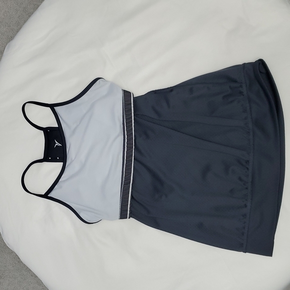 Old navy active loose fit tank - Picture 4 of 7
